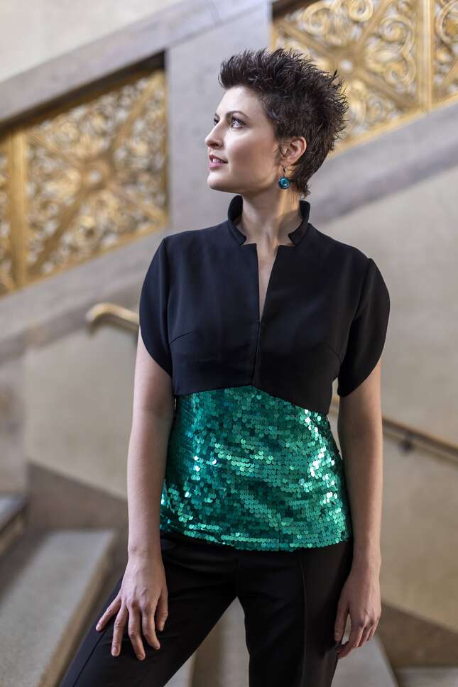 Angela Metzger |